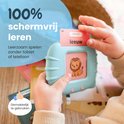 Close-up van een kind dat een kaart met een leeuw in de lichtblauwe Taalbuddy plaatst. Tekst "100% schermvrij leren".
