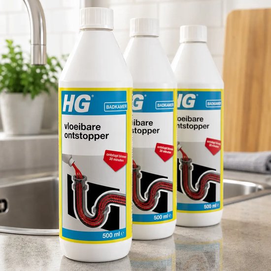 Drie flessen HG vloeibare ontstopper 500 ml in een keukenomgeving, met de tekst 'ontstopt binnen 30 minuten'.