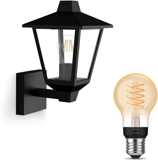 Zwarte buitenlamp naast een Edison-stijl Philips Hue filamentlamp.
