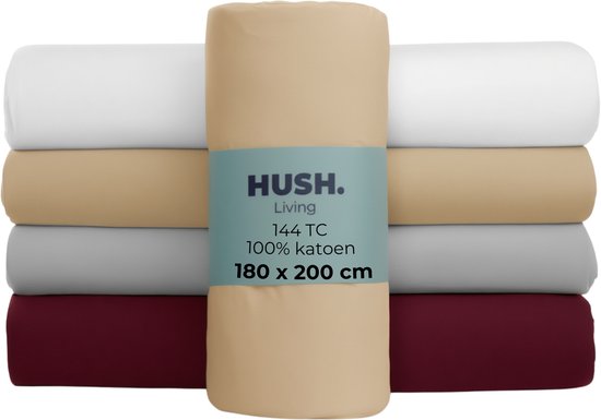 Gestapeld hoeslaken in de kleuren wit, zand, grijs en bordeauxrood. Met label HUSH. Living 144 TC 100% katoen 180 x 200 cm.