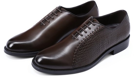 Paar donkerbruine, spitse veterschoenen met crocoprint op de zijkant.