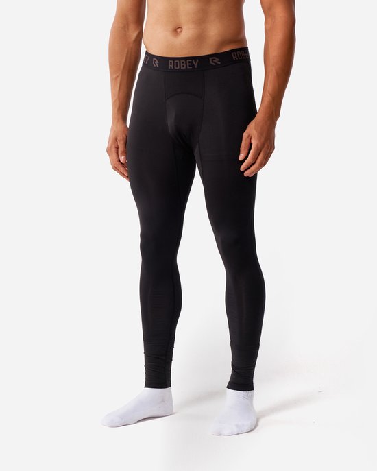 Avant d'un homme portant un legging long thermique noir avec des chaussettes blanches.