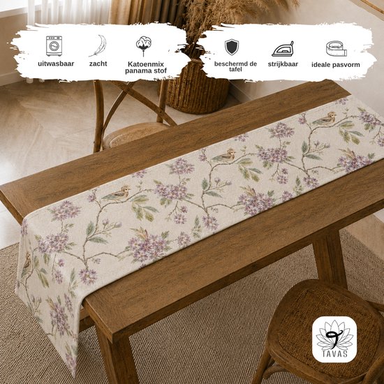 Crèmekleurige tafelloper met een delicate bloemenprint in paars en groen, en vogels op takken. Zacht, machinewasbaar, strijkbaar, ideaal pasvorm.