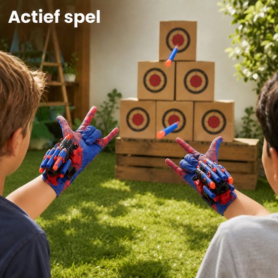 Twee kinderen kijken naar een stapel dartborden, met hun rode en blauwe Spidey handschoenen aan.