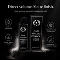 Zwarte flacon en doosje met logo en tekst "Hair Styling Powder" op een donkere achtergrond met illustraties.