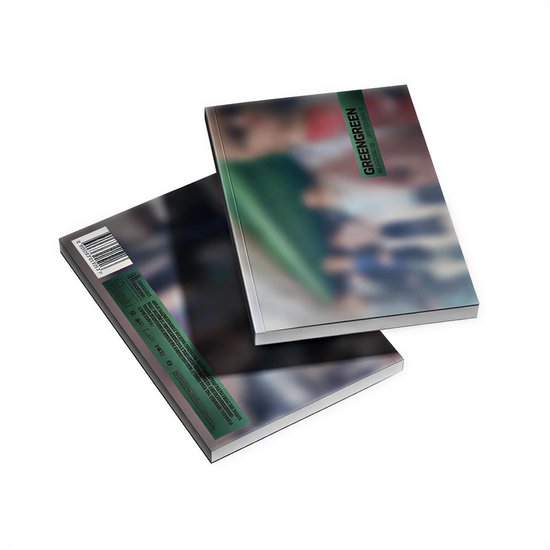 Deux magazines avec une bande verte portant l'inscription "Greengreen". La couverture avant montre des personnes floues.