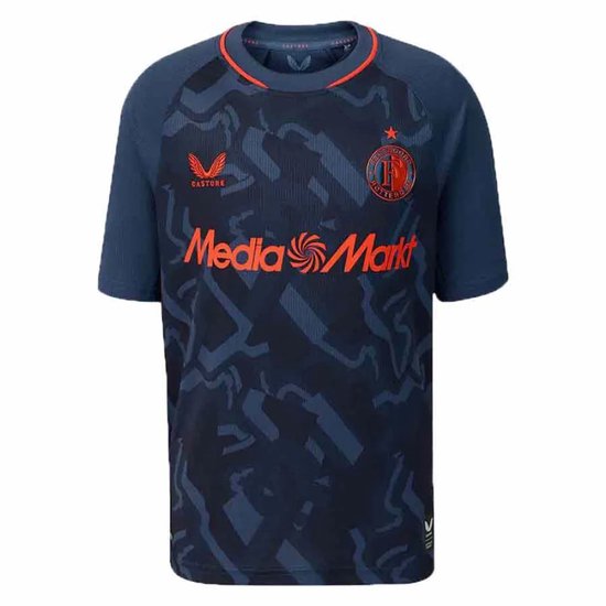 Donkerblauw shirt met camouflagepatroon, oranje randen bij de hals. Feyenoord logo links op de borst, sponsor "MediaMarkt" voorop.