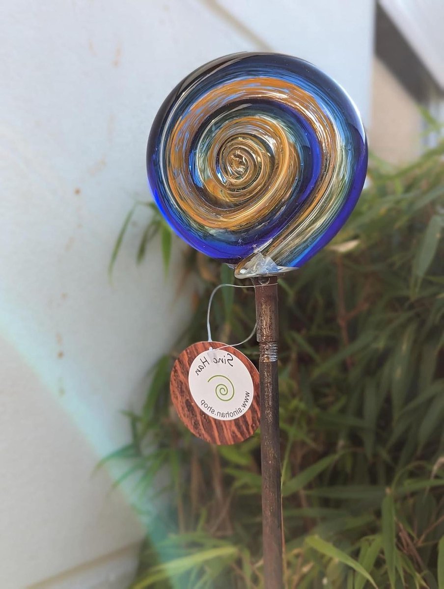Tuinsteker met bol - Bloemsteker decoratie - Bloembed versieren - Handgemaakt glaswerk - 110 cm hoog - Oranje blauw