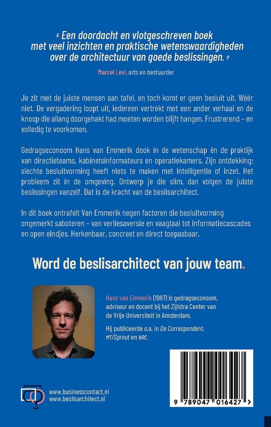 Een man met een bril en een blauw shirt staat tegen een blauwe achtergrond. Links van hem staat tekst.