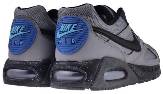 Achterkant grijze Nike Air Max Ivo sneakers met blauw 'Nike Air' logo op de hiel.