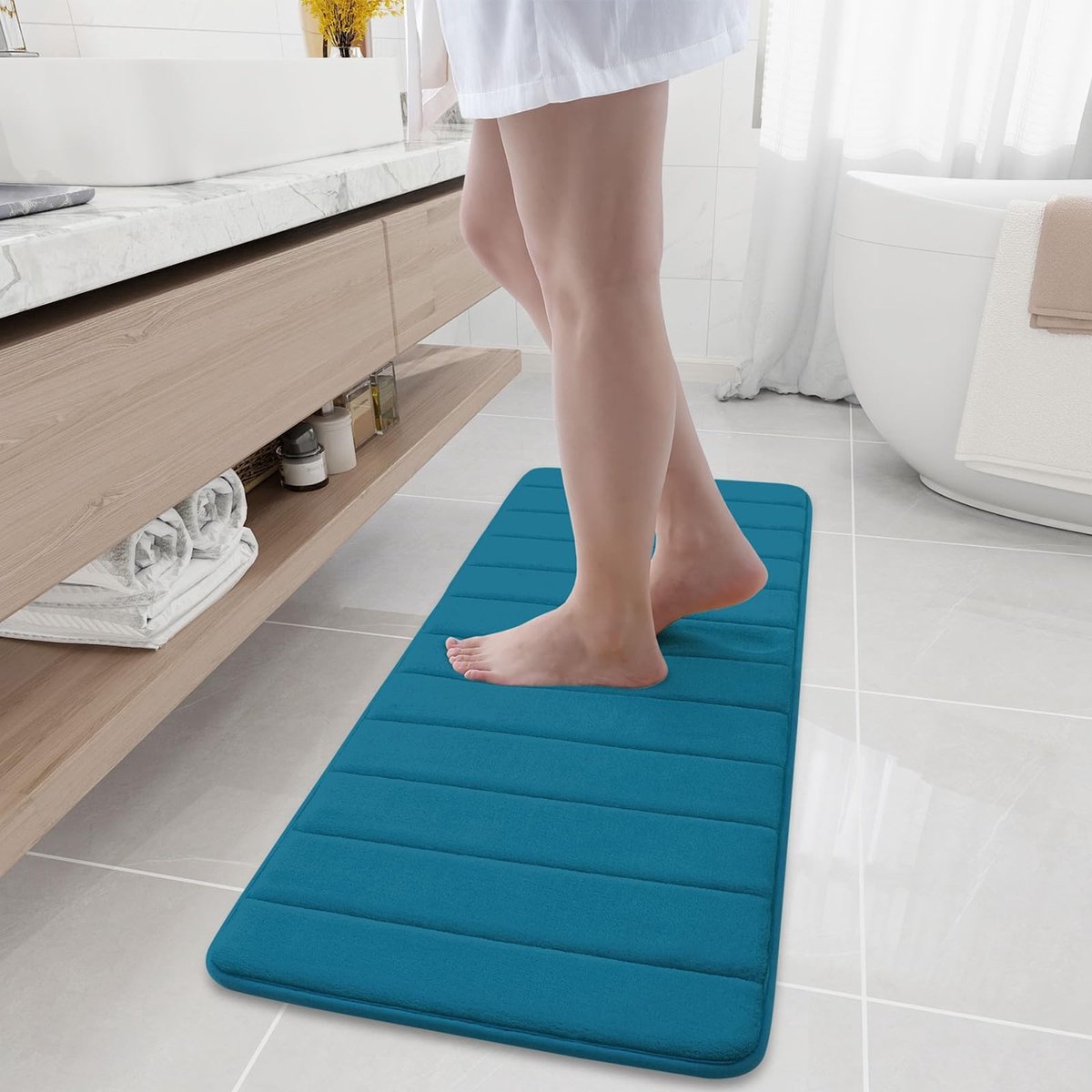 Allecto - Badmat - Traagschuim - Antislip en absorberend - Blauw - Wasbaar - Comfortabel voor je voeten - Geschikt voor badkamer - 43 x 120 cm