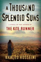 Livre "A Thousand Splendid Suns" par Khaled Hosseini, avec une silhouette surplombant une ville.