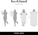Illustraties van silhouetten van vrouwen die handdoeken van verschillende afmetingen vasthouden, met maten.