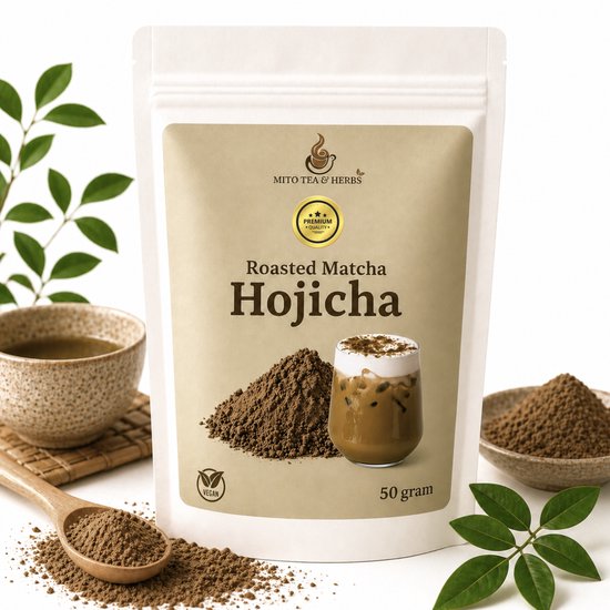 Een verpakking Roasted Matcha Hojicha met poeder, een kopje matcha en een glas ijsthee.