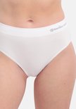 Witte, naadloze slip met de tekst 'Bamboo Basics' op de tailleband.