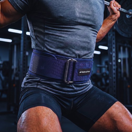 Man met blauwe MyBodyFuel liftingriem tijdens het squatten met een halter.