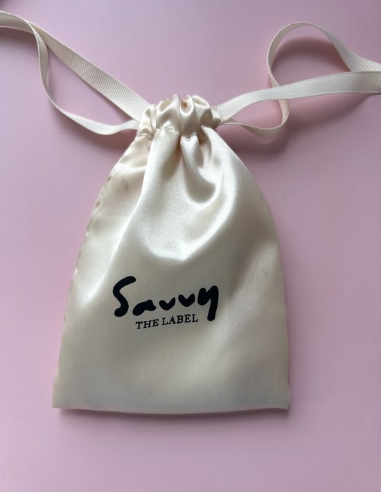 Crèmekleurig satijnen zakje met de tekst 'Savvy THE LABEL' in het zwart.