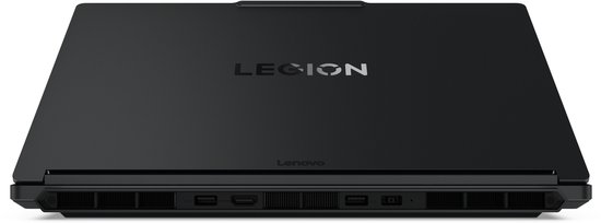 Achterkant van een gesloten zwarte Lenovo Legion laptop met ventilatie en poorten.