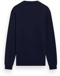 Achterkant van een effen donkerblauwe sweater met ronde hals.