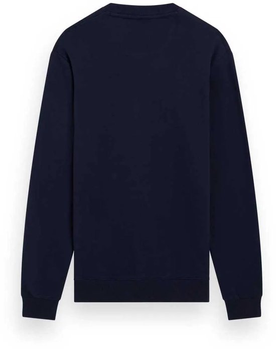 Achterkant van een effen donkerblauwe sweater met ronde hals.