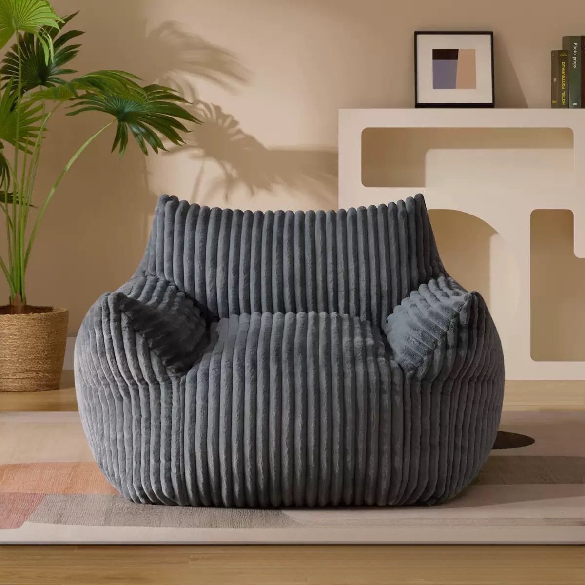 Grijze pluche zitzak met armleuningen knusse luie stoel met zacht gevoel voor ultiem comfort te gebruiken als zitzak vloerbank of loungestoel mooie fauteuil voor woonkamer of slaapkamer