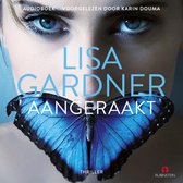 Boek "Aangeraakt" van Lisa Gardner met een blauwe vlinder op de mond van een vrouw.