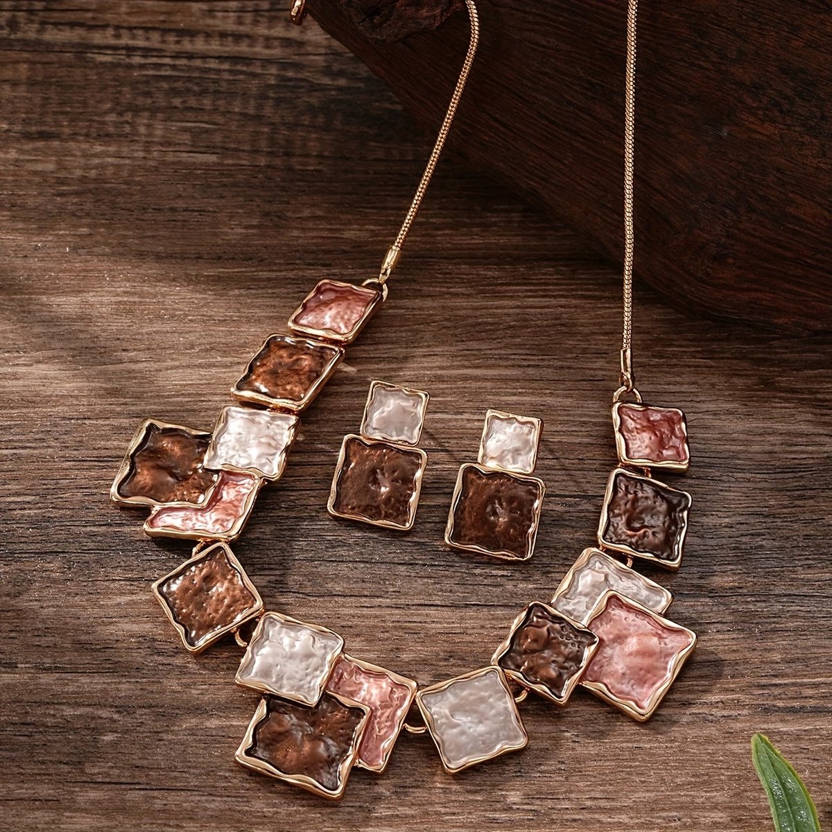My Sweet Romance® dames sieradenset 2-delig - Goudkleurig – Ketting 49 cm met Bruine geometrische oorbellen 1,8x3,8 cm – Zomer sieraden set