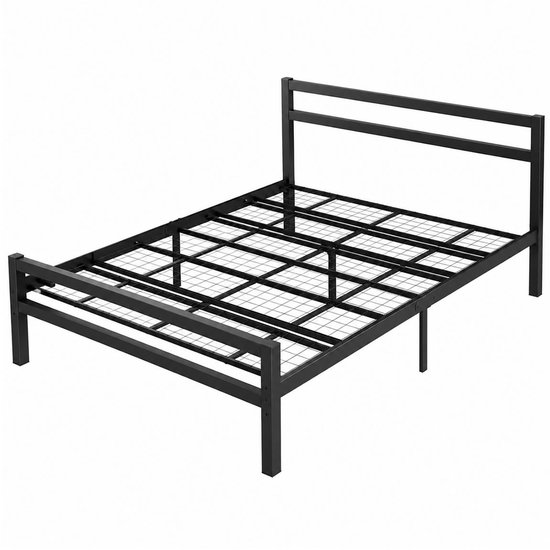 Zwart metalen bedframe met een eenvoudige, rechte hoofd- en voeteneinde en een metalen lattenbodem.
