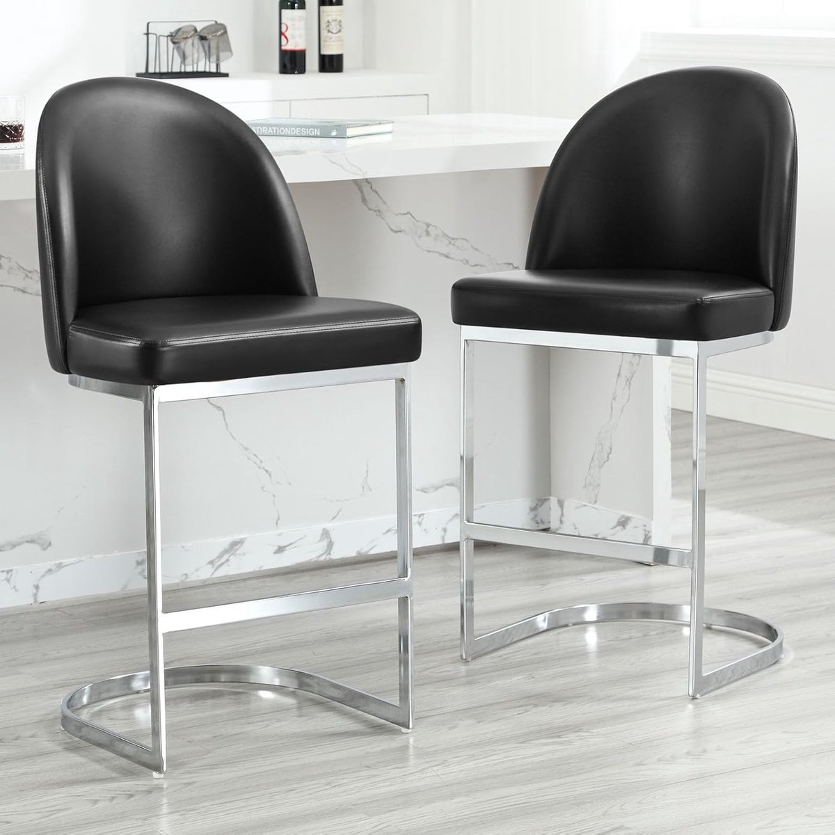 Barkruk Set van 2 53,1 x 53,1 x 98,6 cm – 65 cm Zithoogte Cantilever Barstoelen met Rugleuning en 8 cm Dikke Zitting – Moderne Keukenkrukken Kunstleer zwart Metaal – Urbanhome