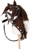 Bruin-witte hobbyhorse met bruine manen en witte strengen, inclusief hoofdstel.