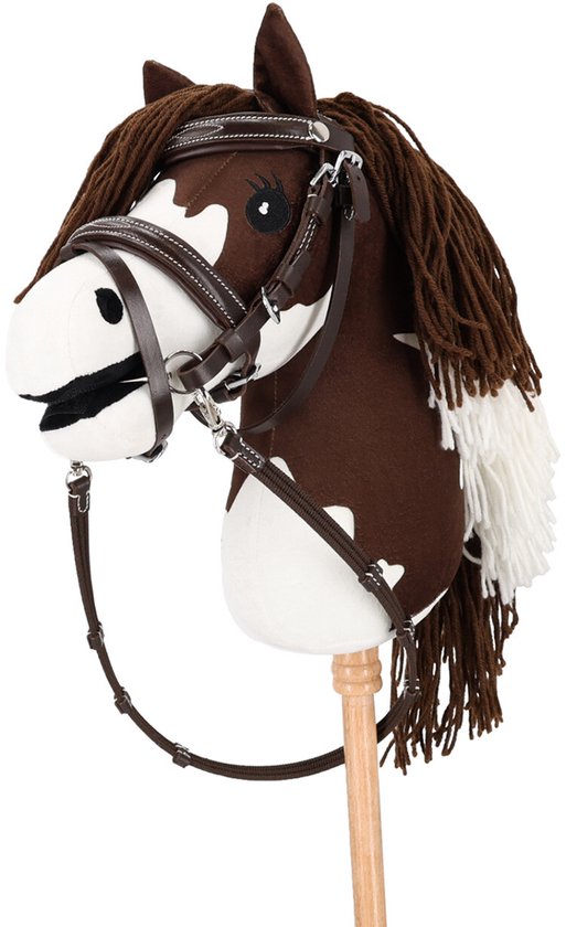 Bruin-witte hobbyhorse met bruine manen en witte strengen, inclusief hoofdstel.