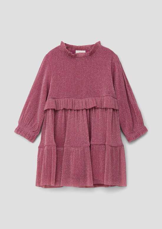 Voorkant van een roze glitterjurk met lange mouwen, een opstaande rucheskraag en een gelaagde rok met ruches.