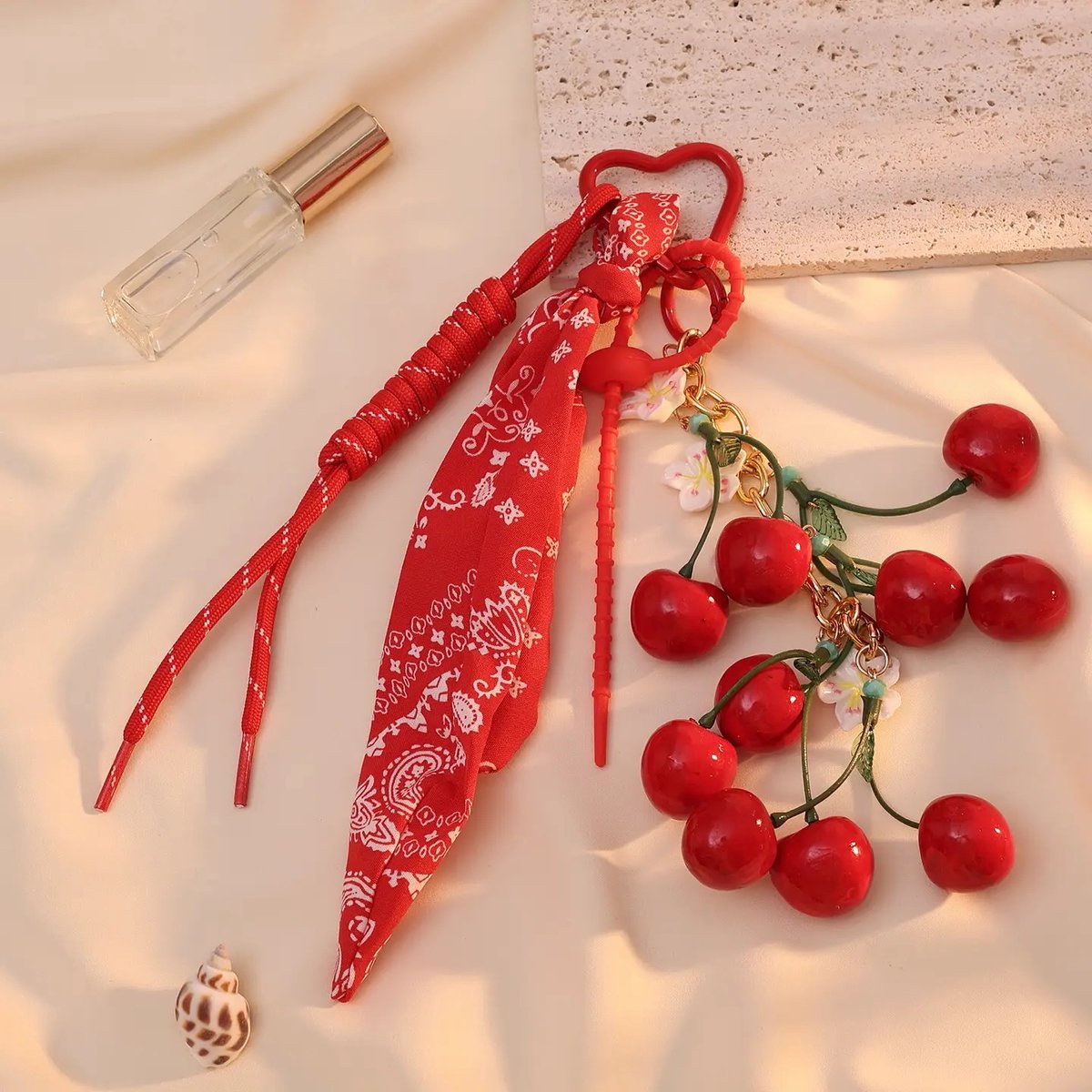 Y2K Tas Bedel Kersen – Bag Charm met Rood Sjaaltje & Bloemen – Tas Accessoire