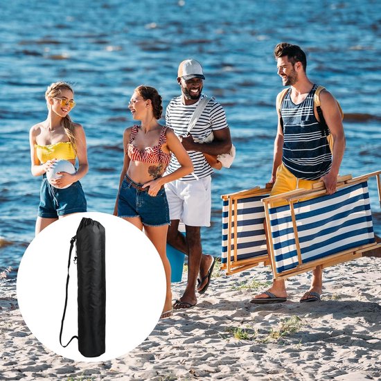 Een zwarte draagtas met hengsel op een strand met vier vrienden.