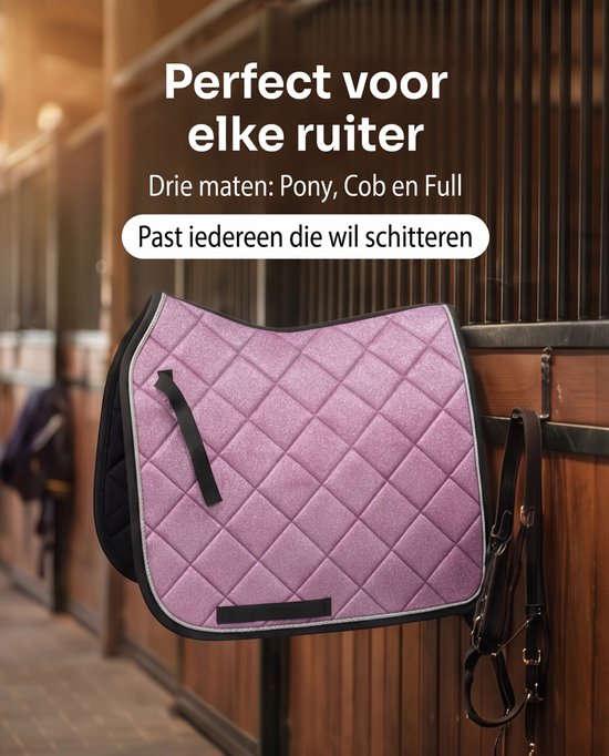 Lichtroze glitter zadeldek met zwarte bies, hangend aan een staldeur.