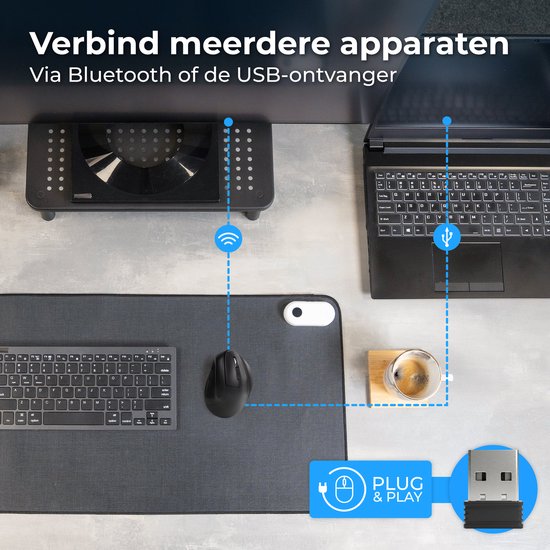 Een zwarte ergonomische muis en toetsenbord verbonden via Bluetooth met een laptop en een USB-ontvanger.