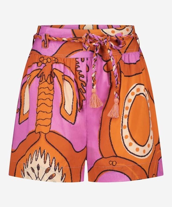 Korte broek in roze en oranje met palmboomprint en oranje ceintuur met franjes.