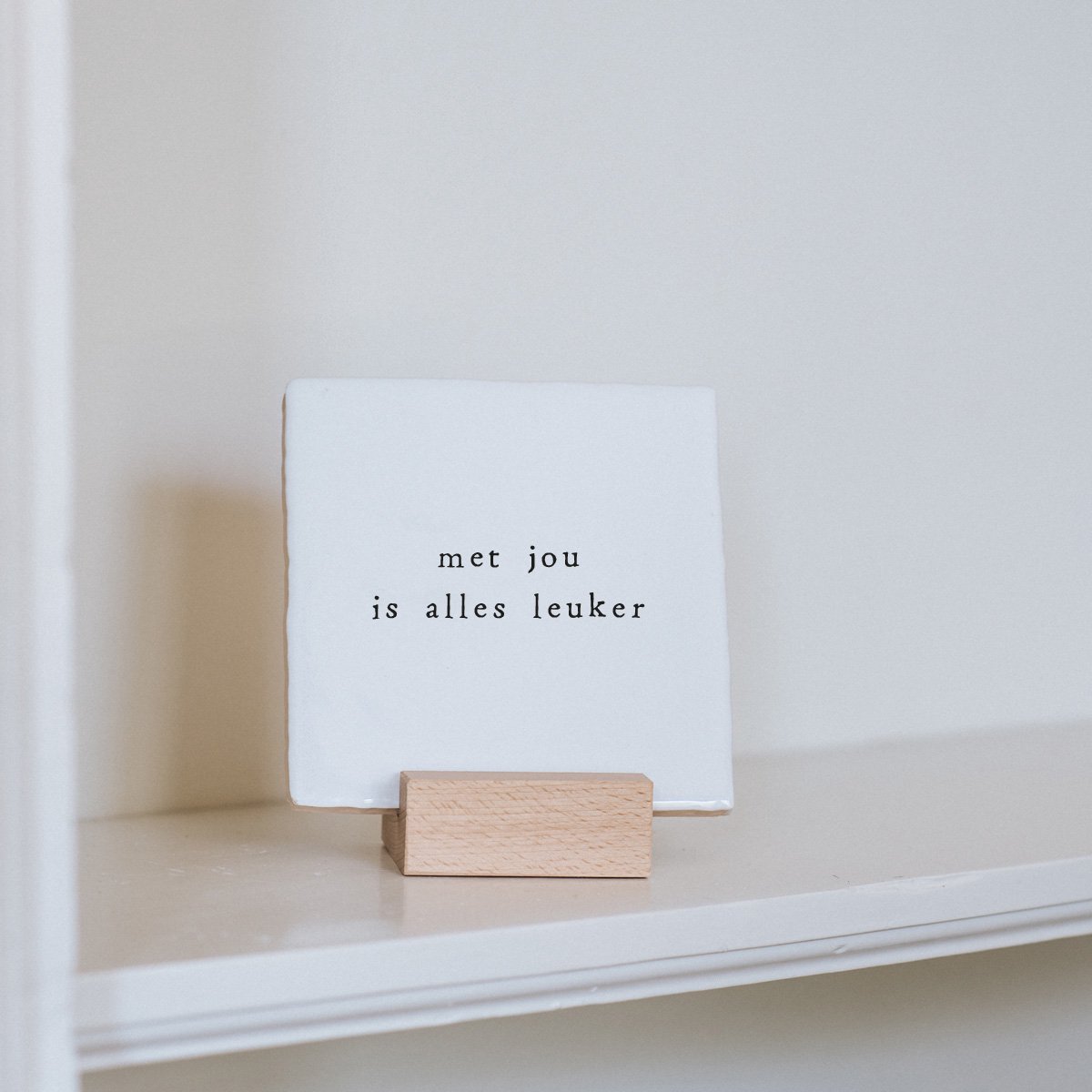 IKPAKJEIN – Tegel 13x13 cm met tekst ‘Met jou is alles leuker’ – liefde – vriendschap – Valentijn – verjaardag – brievenbus cadeau