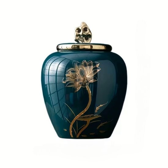 Donkergroene urn met gouden lotusbloem en sluiting op witte achtergrond.