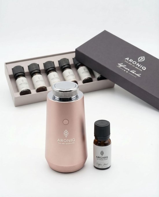 Gouden aromadiffuser, doos, 6 flesjes olie en 1 flesje olie op witte achtergrond.