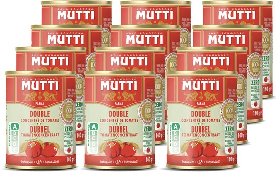 Twaalf blikken met dubbel geconcentreerde tomatenpuree van Mutti Parma. Rood blik met 2 tomaten en groene bladeren onderaan. A-label.