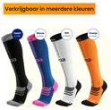 Vier paar R2B compressiekousen: zwart/grijs, blauw/roze, wit/zwart en oranje/zwart.