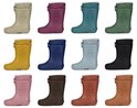 Overzicht van twaalf kinderlaarzen in verschillende kleuren, waaronder petrolblauw, beige, bordeaux, groen, geel, blauw, lichtblauw, zwart, roze, bruin, rood en bruin.