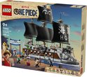 LEGO Garp's Marine Battleship met zwarte zeilen en diverse minifiguren op een houten dok.