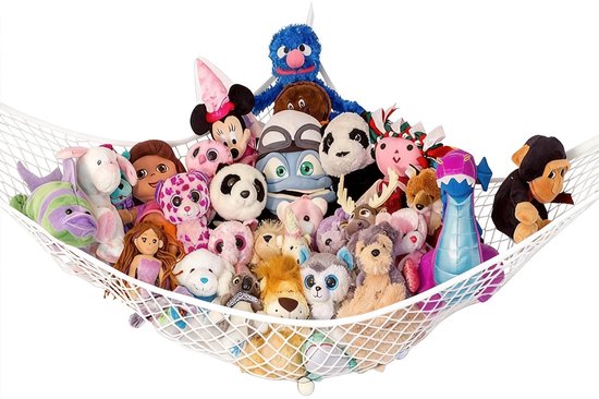 Wit net vol met diverse kleurrijke knuffels, waaronder een blauwe Sesamstraat karakter, panda en monster.