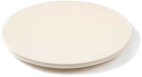 Een ronde, lichtgrijze pizzasteen op een witte achtergrond.