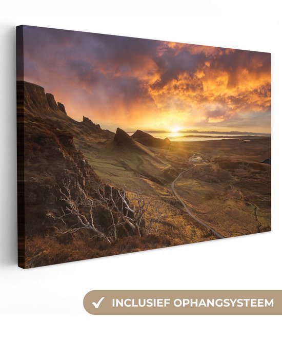 Canvas schilderij 140x90 cm - Wanddecoratie Zonsondergang achter de bergen op het eiland Skye in Schotland - Muurdecoratie woonkamer - Slaapkamer decoratie - Kamer accessoires - Schilderijen op canvas