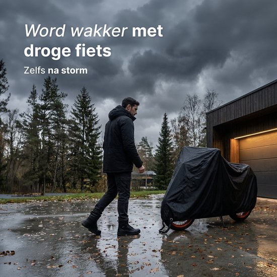 Man loopt langs een motorfiets bedekt met een zwarte, waterdichte hoes onder een dreigende, donkere lucht.