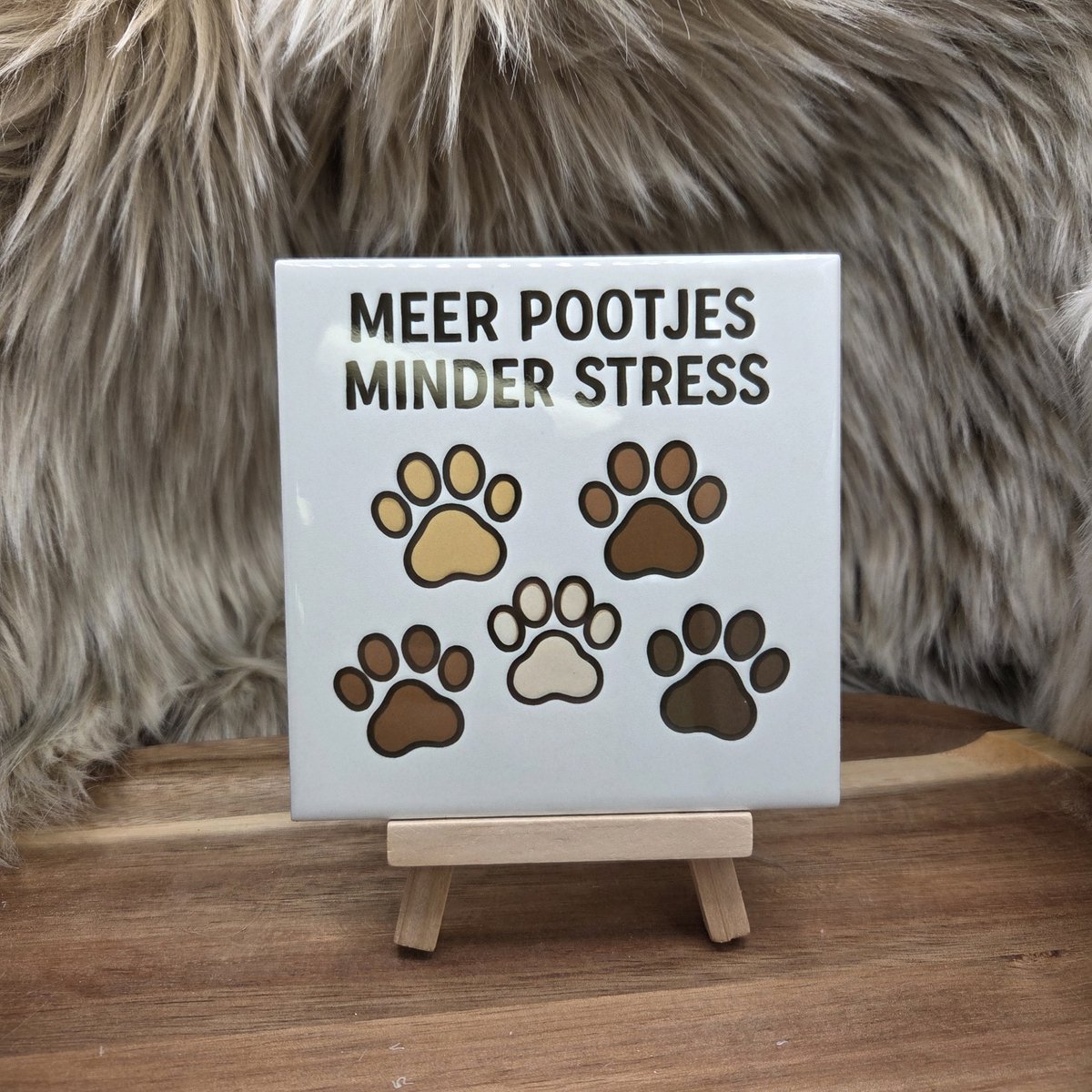 CreaCraft Spreuktegel – Meer Pootjes, Minder Stress – Hond Kat Liefhebber Cadeau – Hip trendy tegeltje – Wanddecoratie – Cadeau – Sfeervol en Persoonlijk – Trendy nu – Decoratief Tegeltje met Standaard – Cadeau Idee Meer pootjes minder stress