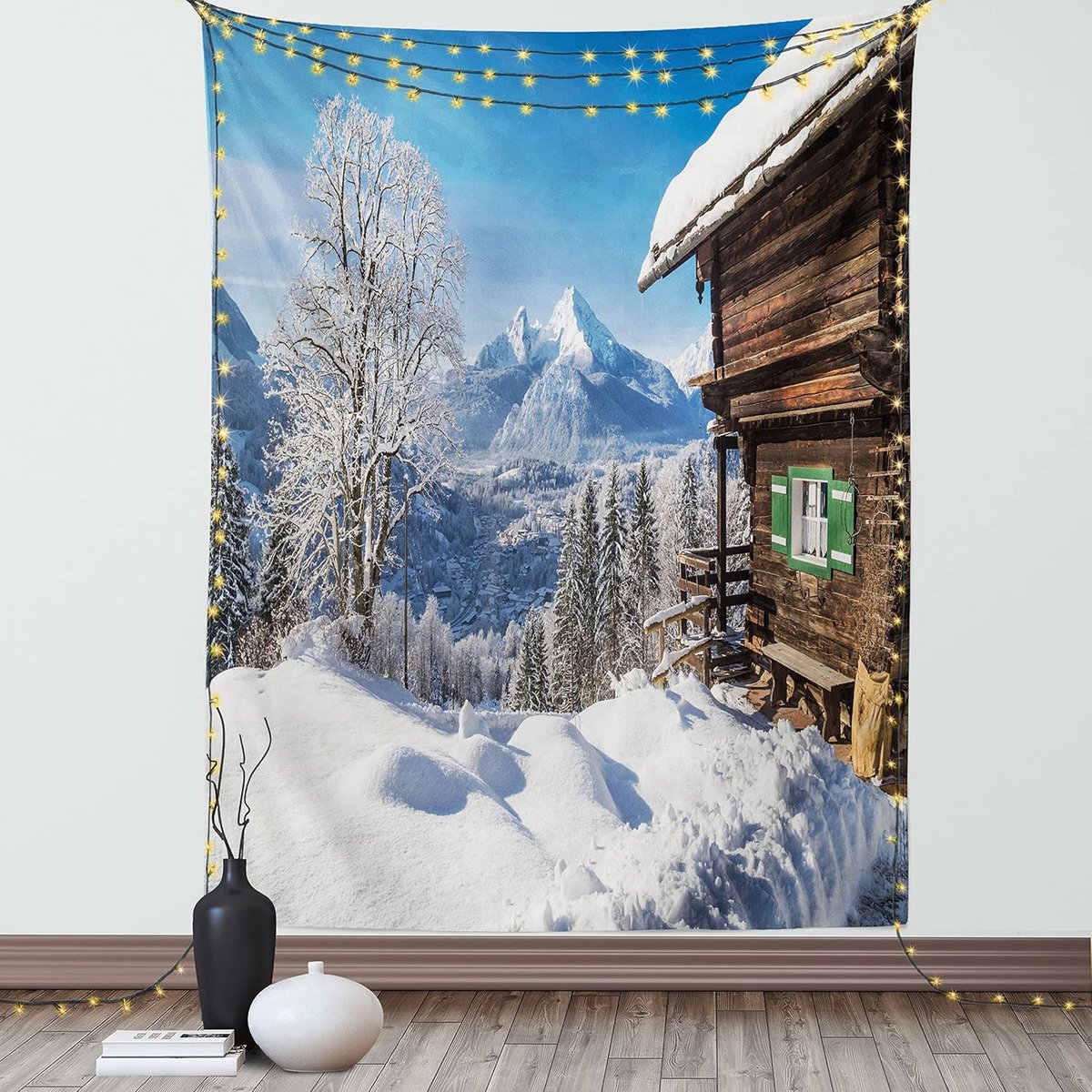 ABAKUHAUS Schneeberg Wandtapijt, houten chalet in de Alpen, woonkamer slaapkamer wanddoek zijdezacht satijnen wandtapijt, 150 x 200 cm, kobaltblauw meerkleurig Cobalt Blue Multicolor